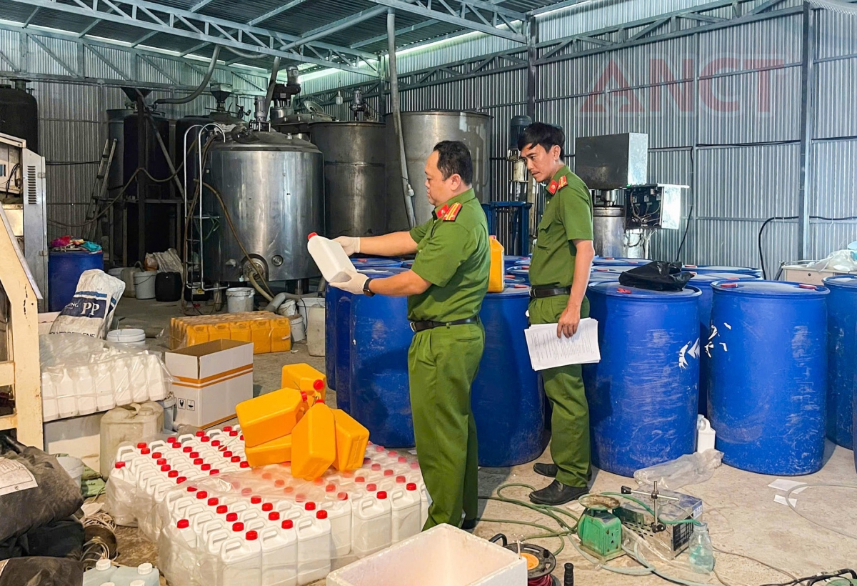 Lực lượng chức năng tiến hành kiểm tra hàng hóa (ảnh công an)