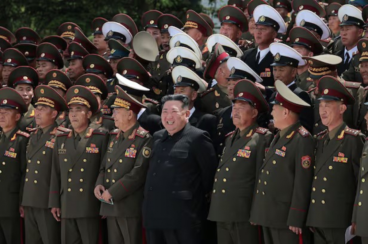 Nhà lãnh đạo Kim Jong Un (giữa) và các tướng lĩnh quân đội Triều Tiên tại hội nghị hôm 17-5. Ảnh Rodong Shinmun