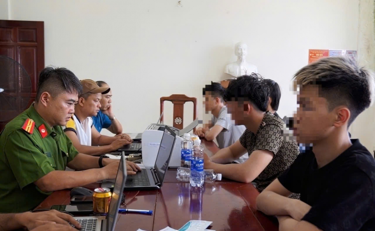 Nhóm thanh niên tại cơ quan điều tra.