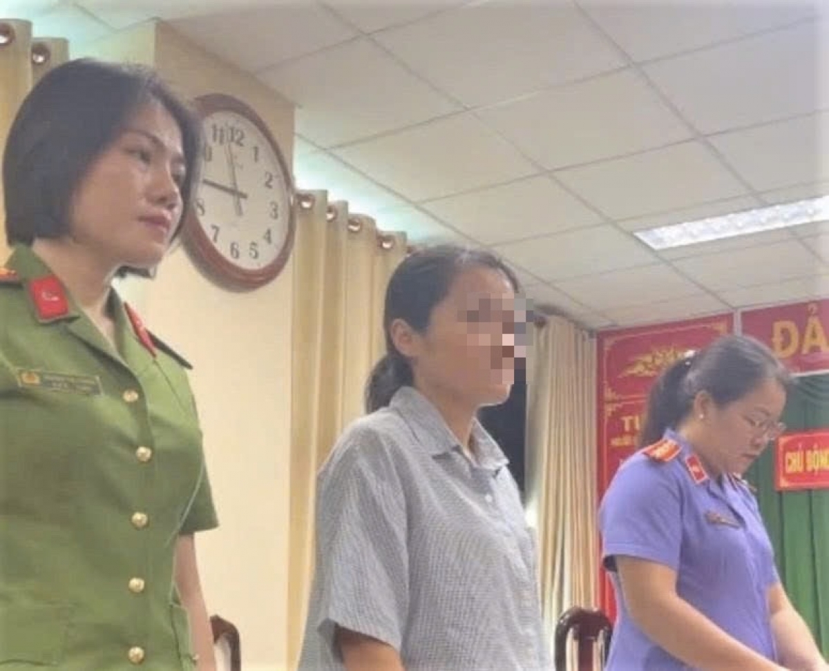 Phạm Thị Ngọc Diễm nghe cơ quan chức năng tống đạt các Quyết định- Ảnh Công an thành phố Cần Thơ