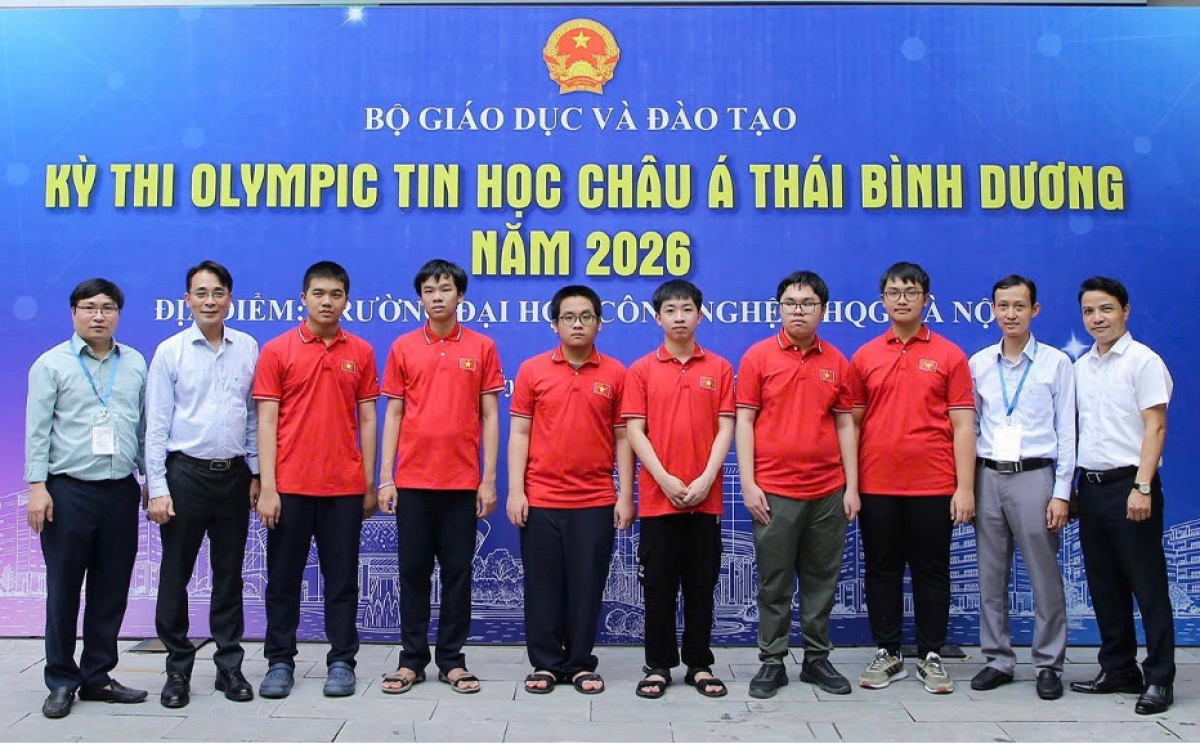 Sáu thí sinh đạt giải (mặc áo đỏ từ trái sang phải): Em Nguyễn Bùi Đức Dũng (HCV), em Đặng Huy Hậu (HCB), em Nguyễn Hữu Tuấn (HCV), em Thái Văn Gia Kiên (HCB), em Lê Phạm Duy Khoa (HCB), em Nguyễn Khánh Phúc (HCB).