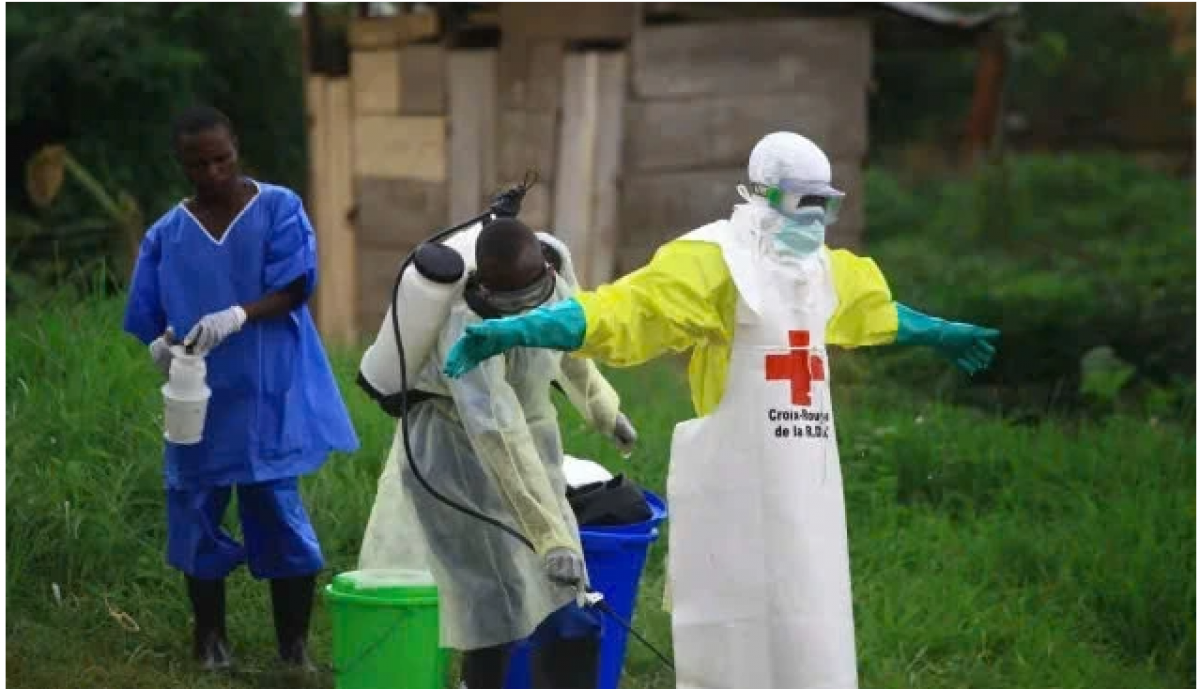 Nhân viên y tế phun khử khuẩn cho đồng nghiệp tại trung tâm điều trị Ebola ở Beni, miền Đông Congo, ngày 9/9/2018. Ảnh: AP