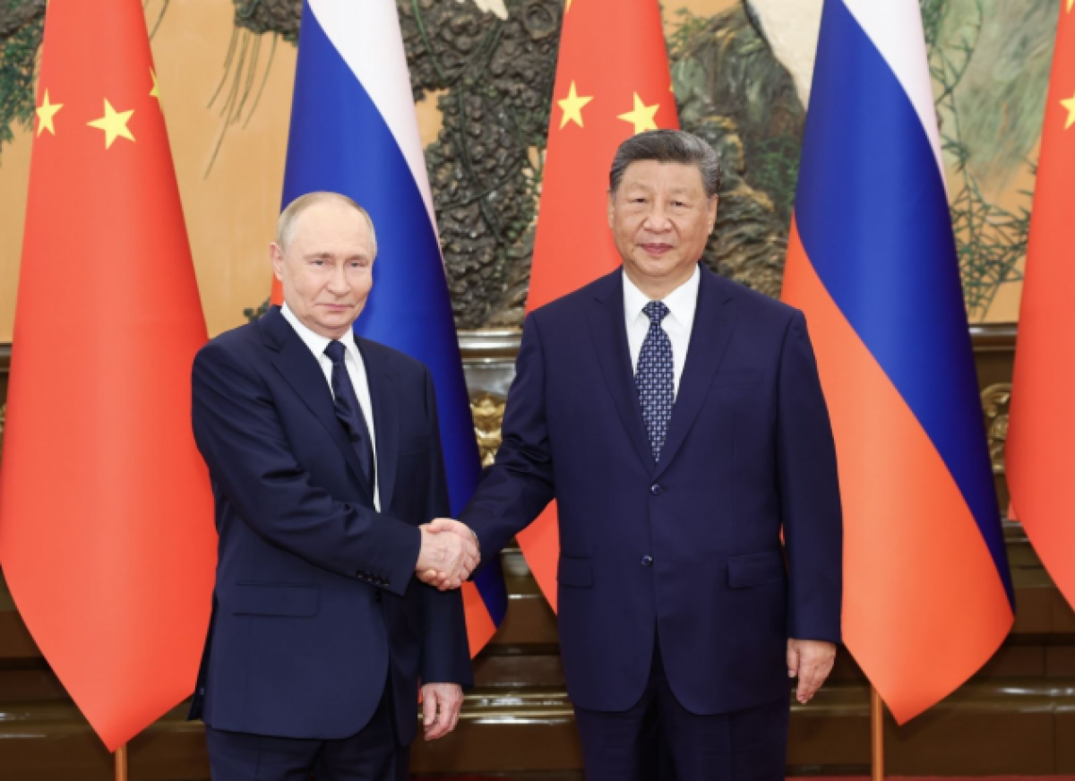 Chủ tịch Trung Quốc Tập Cận Bình (phải) hội đàm với Tổng thống Nga Vladimir Putin tại Thủ đô Bắc Kinh