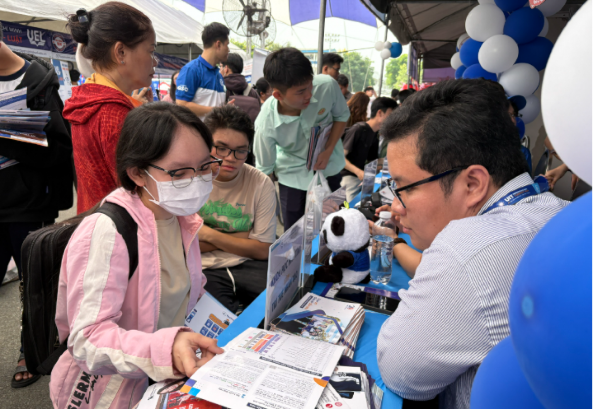 Thí sinh tìm hiểu ngành trí tuệ nhân tạo của trường Đại học Công nghệ thông tin (ĐH Quốc gia TP.HCM (ảnh: Vũ Hường)