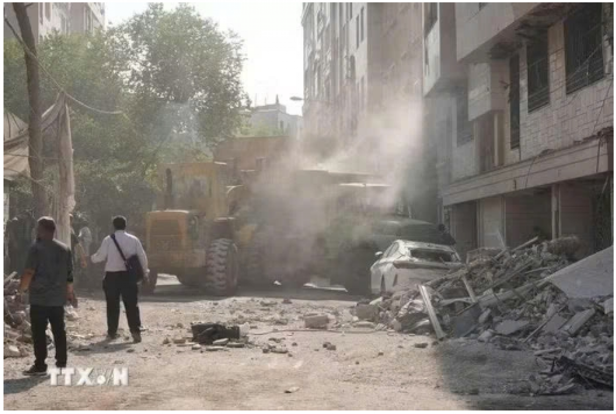 Các tòa nhà bị phá hủy sau cuộc không kích tại Tehran, Iran, ngày 13/6/2025 (Ảnh: THX/TTXVN)