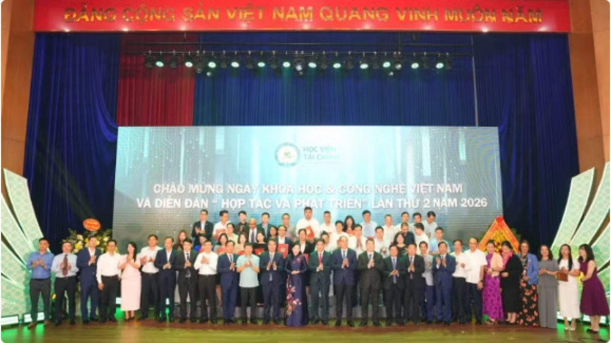Các đại biểu chụp ảnh lưu niệm tại sự kiện.