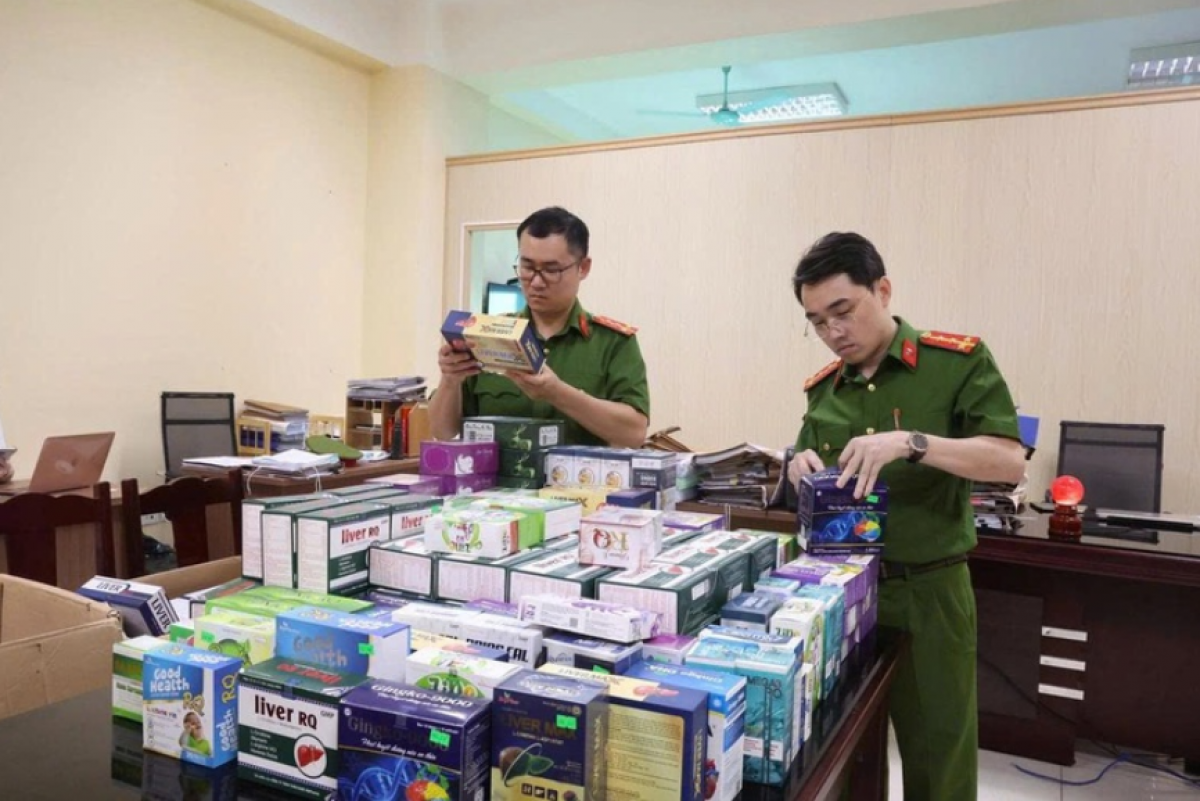 Lực lượng chức năng thu giữ 54 lô hàng thuộc 39 loại sản phẩm được xác định là hàng giả - Ảnh: Công an tỉnh Phú Thọ