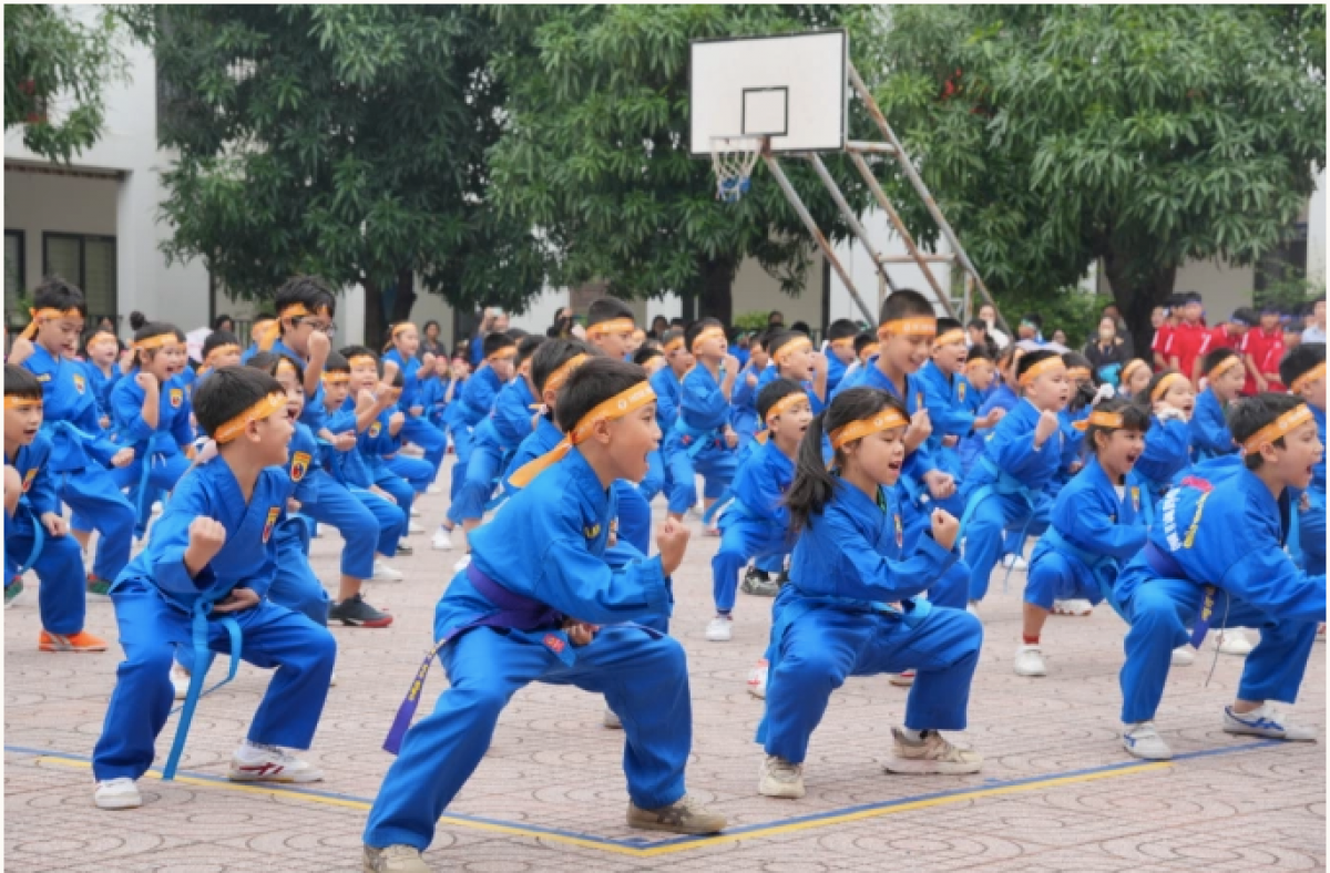 Trẻ tham gia ngày hội thể thao học đường để tăng vận động thể chất.