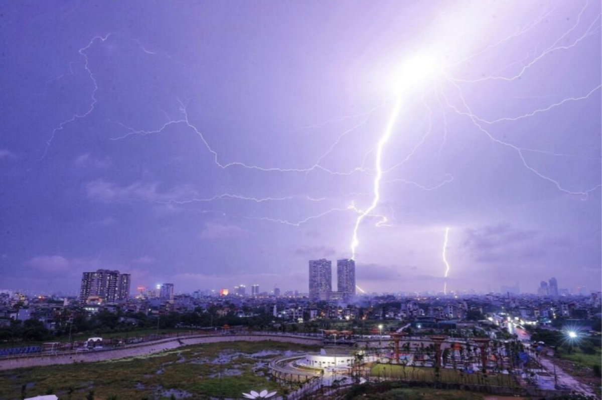 Cảnh báo mưa dông kèm lốc sét ở Hà Nội (Ảnh: Minh Quyết - TTXVN)