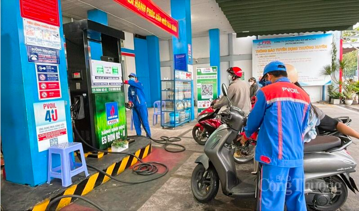 Tại cửa hàng Petrolimex, lượng khách đông và ổn định.