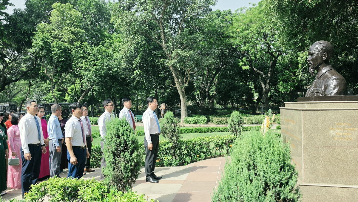 Tượng Chủ tịch Hồ Chí Minh nằm trong Công viên G20 ở thủ đô New Delhi, là công trình có ý nghĩa chính trị - ngoại giao đặc biệt