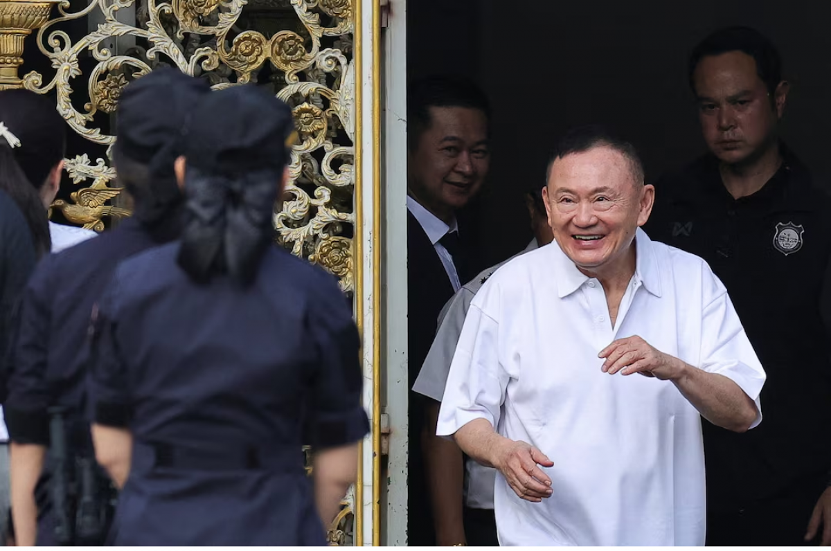 Ảnh cựu Thủ tướng Thaksin Shinawatra ra tù sáng ngày 11.5 - Nguồn Reuters