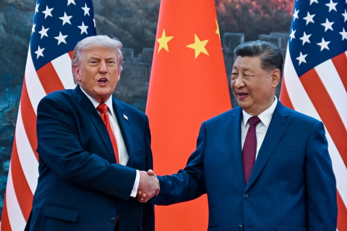 Tổng thống Mỹ Donald Trump bắt tay Chủ tịch Trung Quốc Tập Cận Bình trong lễ đón tiếp tại Đại lễ đường Nhân dân