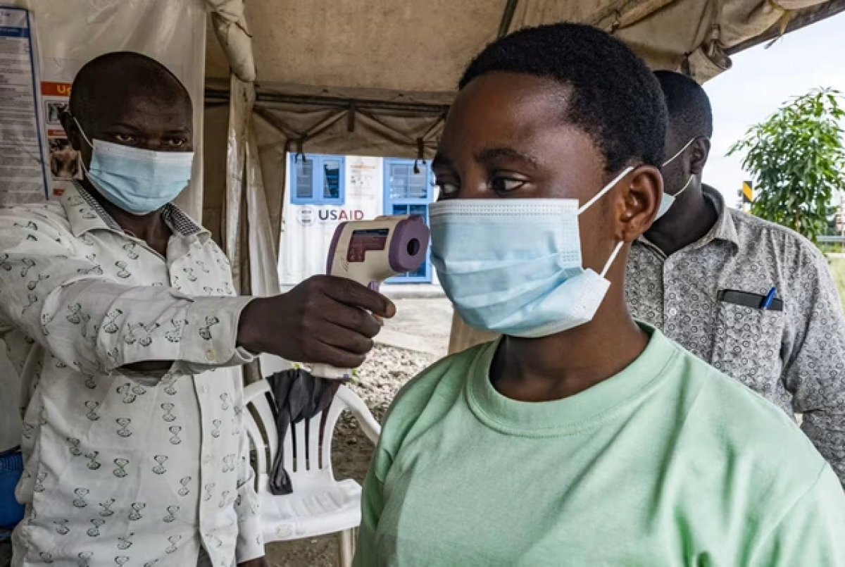 Nhân viên y tế tại cửa khẩu Busunga giữa Uganda và CHDC Congo kiểm tra thân nhiệt của một du khách từ Bundibugyo. Ảnh: Badru Katumba/Getty Images