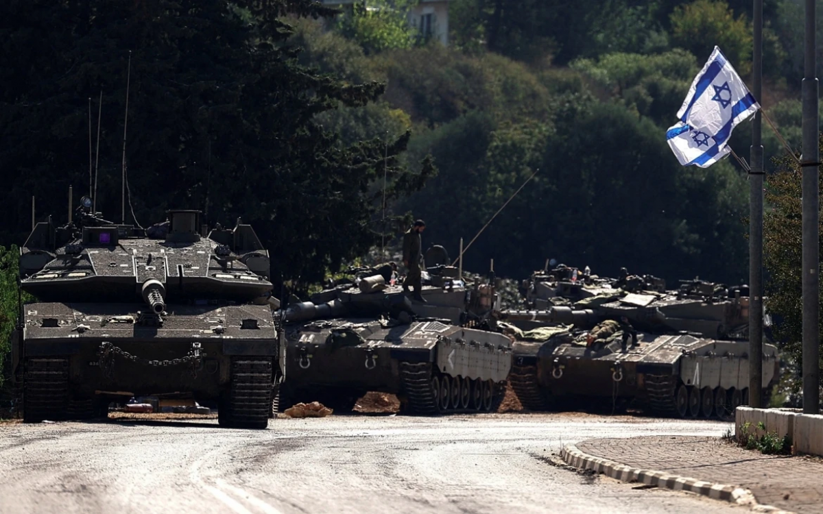Xe tăng Israel sát biên giới Lebanon. (Ảnh: Reuters)