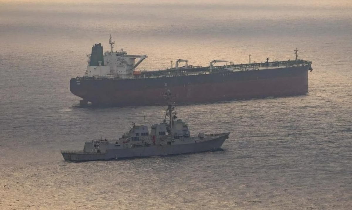 Mỹ tiếp tục ra đòn, không kích nhiều tàu chở dầu Iran gần eo biển Hormuz - Ảnh: CENTCOM