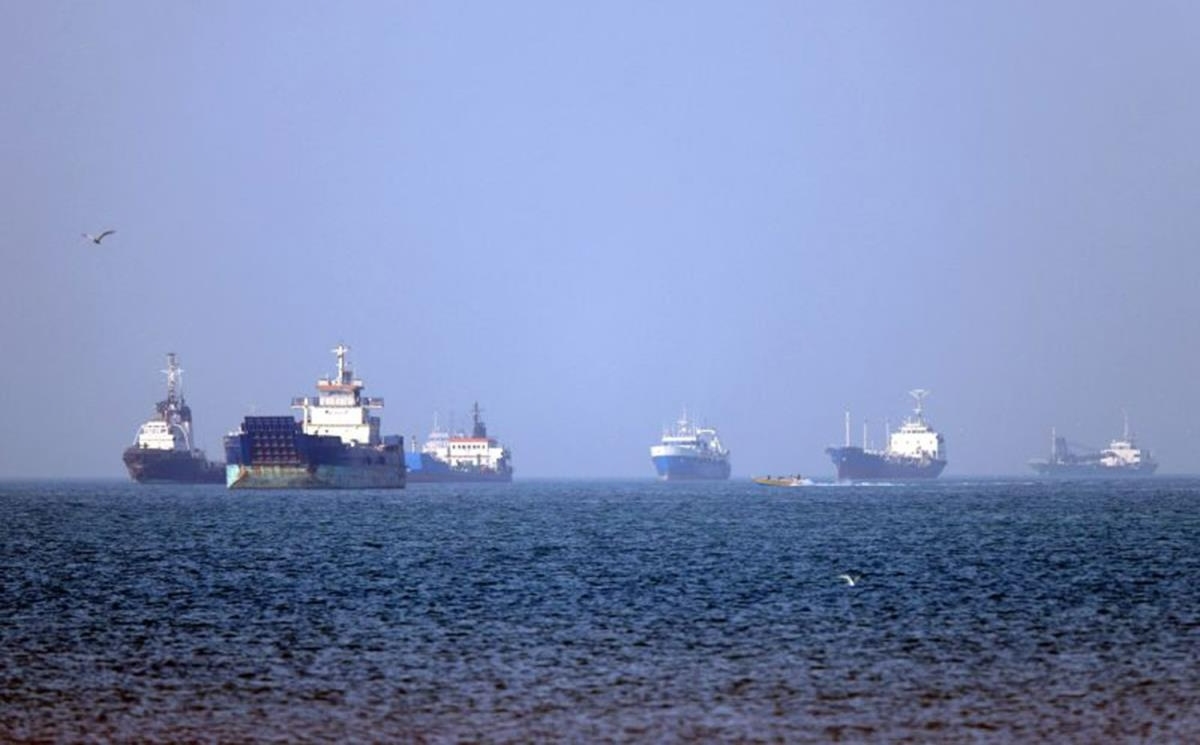 Các tàu thuyền neo đậu tại eo biển Hormuz ngoài khơi Bandar Abbas, miền nam Iran. Ảnh: Getty Images