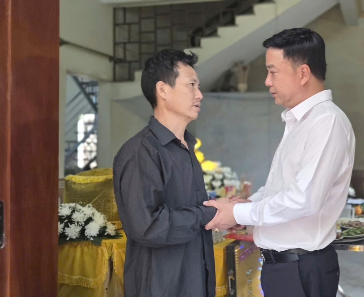 Ông Đinh Tiến Hải - Giám đốc Quỹ Bảo trợ trẻ em Việt Nam thăm hỏi các gia đình có trẻ em bị đuối nước