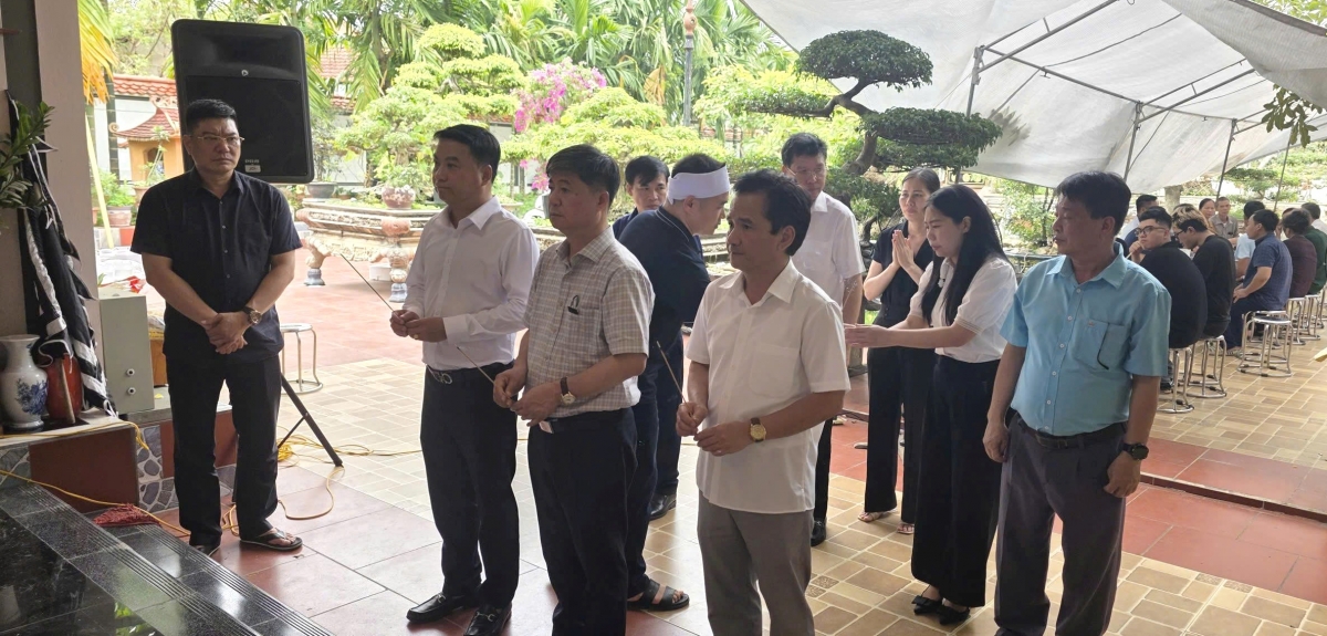 Đoàn công tác thắp hương chia buồn cùng gia đình