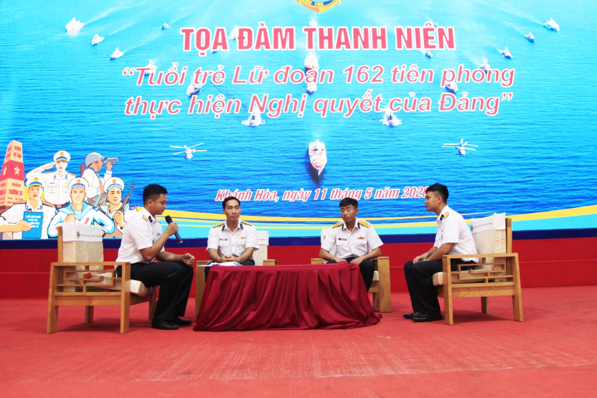 Phần thi thực hành tổ chức một buổi toạ đàm thanh niên của Bí thư Chi đoàn tàu 373, hải đội 414