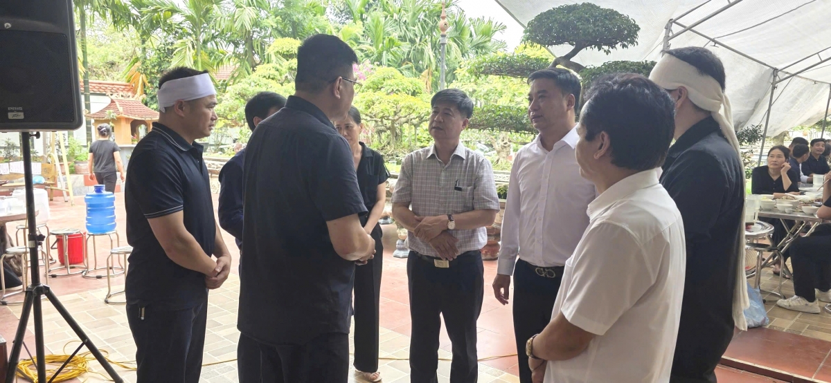 Đoàn công tác chia buồn cùng các gia đình