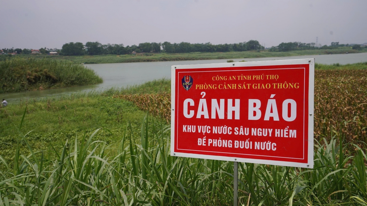 Cắm biển cảnh báo tại các khu vực sông nguy hiểm