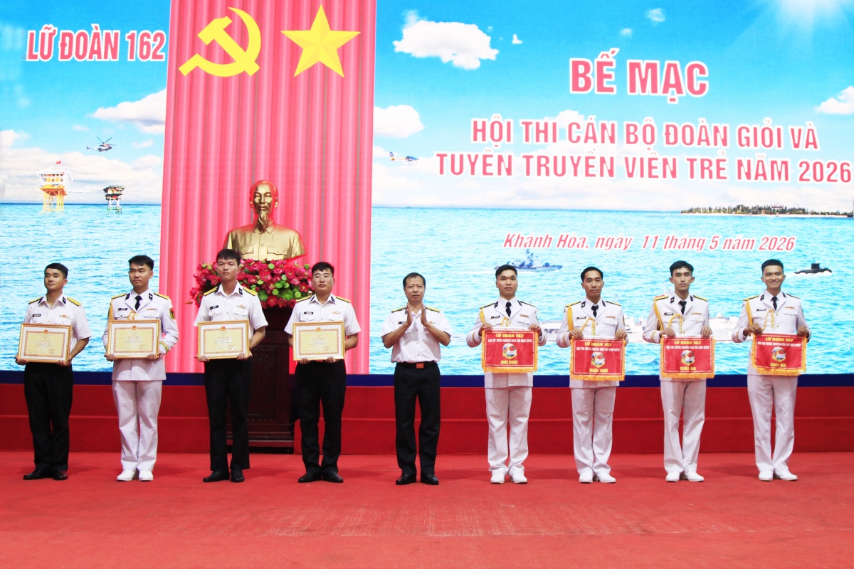 Ban tổ chức trao giải thưởng cho các tập thể, cá nhân đạt thành tích xuất sắc