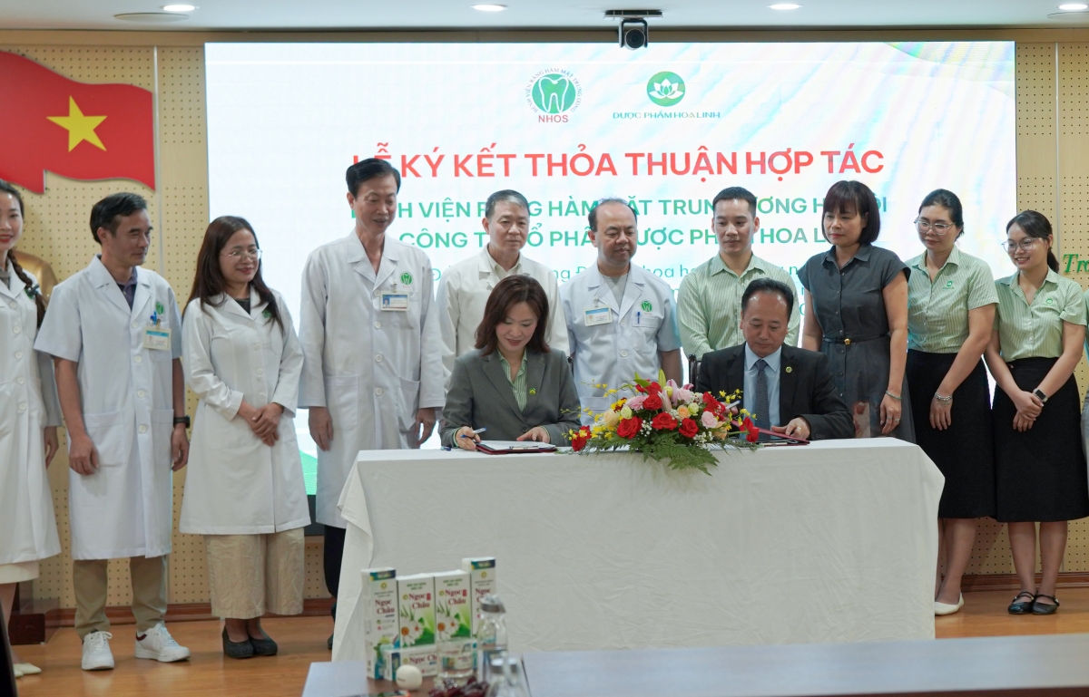 Đại diện Bệnh viện Răng hàm mặt Trung ương Hà Nội và Dược phẩm Hoa Linh tại lễ ký kết
 
