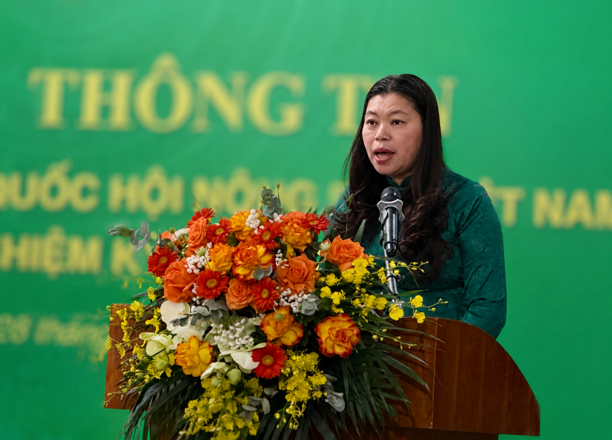 Bà Nguyễn Thị Việt Hà, Phó Trưởng ban Công tác nông dân, Trung ương Hội Nông dân Việt Nam báo cáo đề dẫn thông tin tại Họp báo