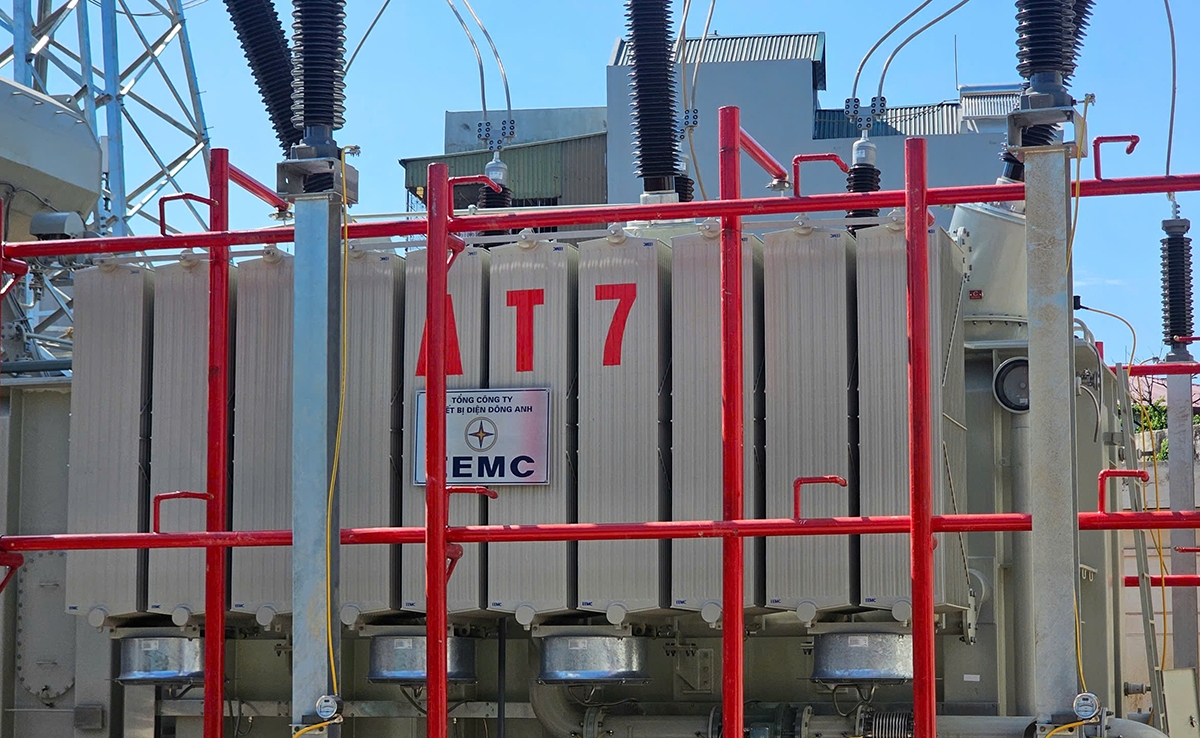 Máy biến áp AT7 tại Trạm biến áp 220kV Hà Đông đã được đóng điện thành công (Ảnh Lê Linh)