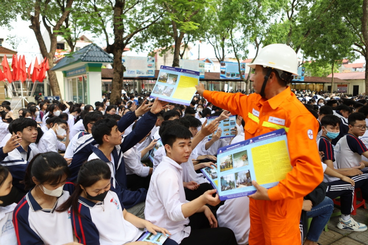 Cán bộ công nhân viên EVNNPT phát tờ rơi tuyên truyền không thả diều, vật bay gần lưới điện cao áp