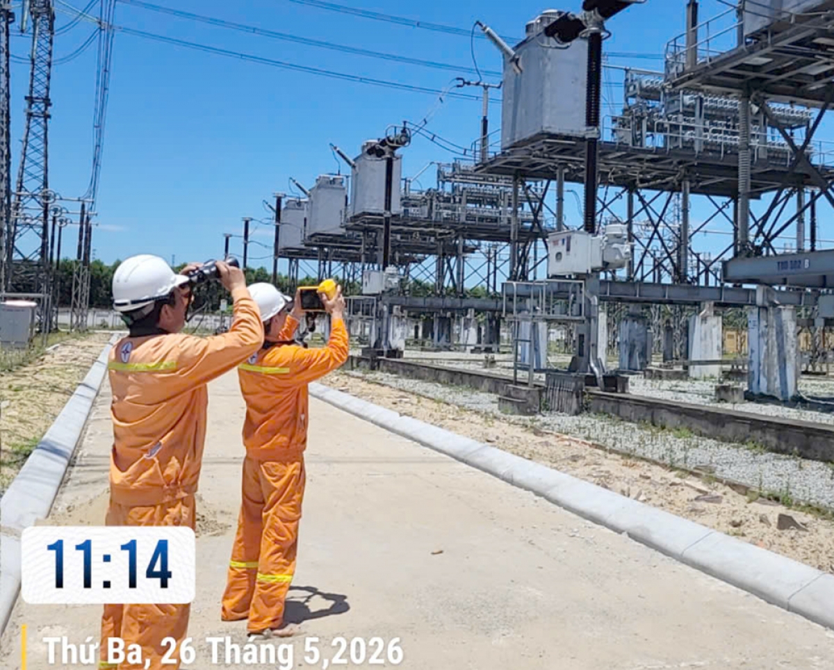 Giữa trưa nắng gắt, nhân viên vận hành tại các trạm biến áp thuộc Truyền tải điện Hà Tĩnh vẫn nỗ lực làm việc để kịp thời phát hiện khiếm khuyết khi thiết bị tại trạm biến áp được vận hành căng thẳng 