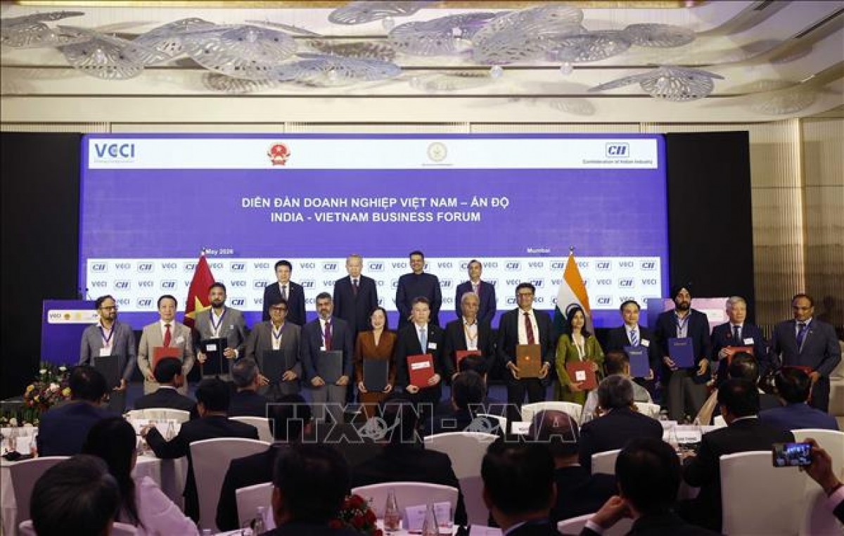Tổng Bí thư, Chủ tịch nước Tô Lâm cùng Thủ hiến bang Maharashtra - Devendra Fadnavis chứng kiến lễ trao các thỏa thuận hợp tác giữa doanh nghiệp 2 nước (Ảnh: Thống Nhất – TTXVN)