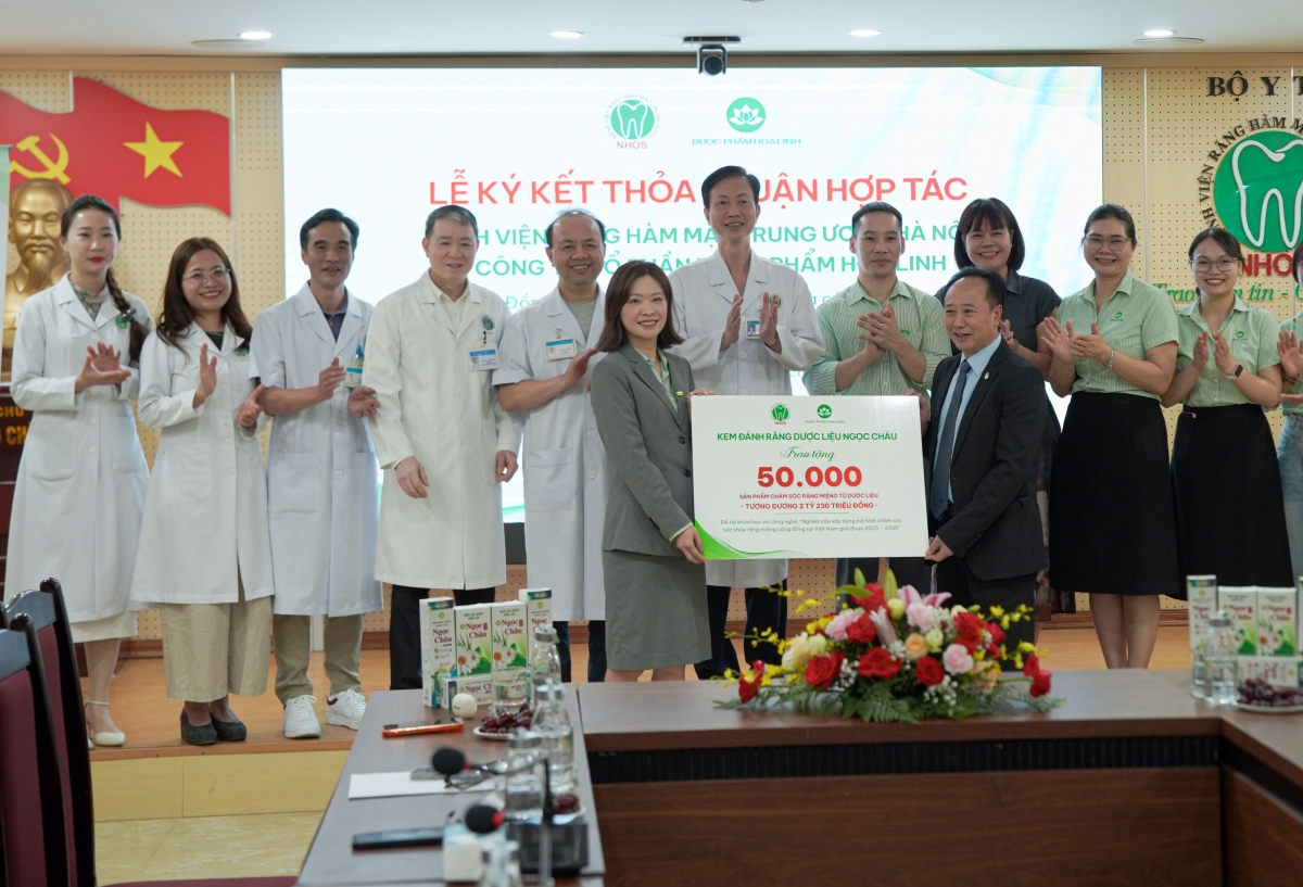 Đại diện nhãn hàng kem đánh răng dược liệu Ngọc Châu trao tặng 50.000 sản phẩm chăm sóc răng miệng từ dược liệu tương đương hơn 2 tỷ đồng
