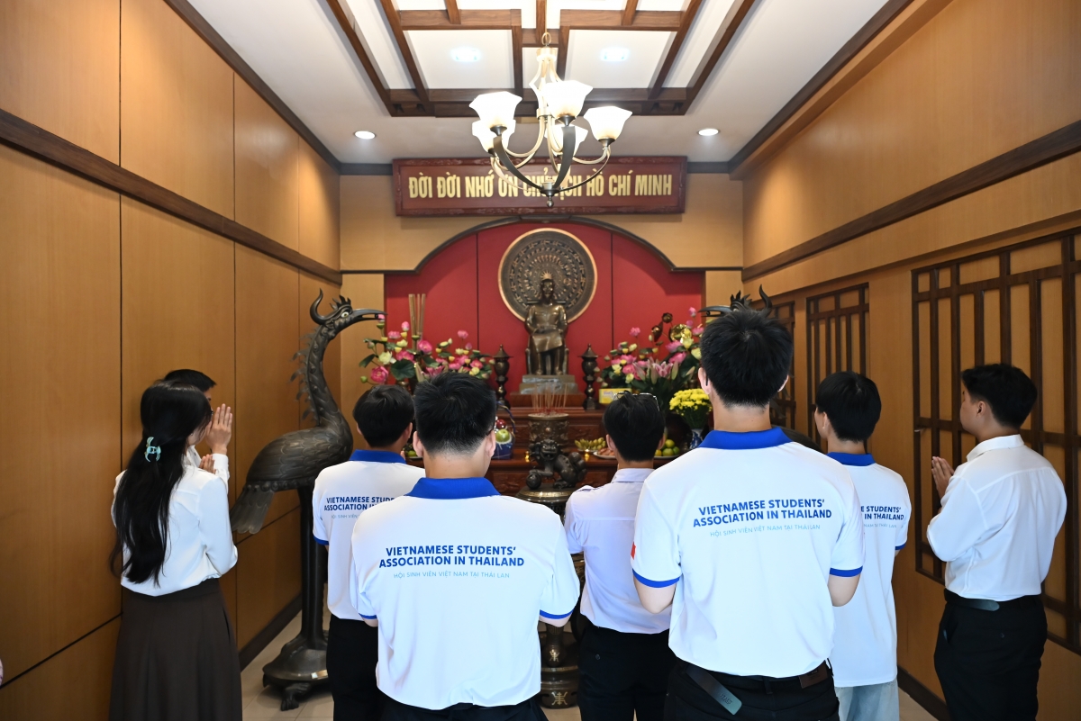 Hội Sinh viên Việt Nam tại Thái Lan dâng hương tưởng niệm Chủ tịch Hồ Chí Minh.