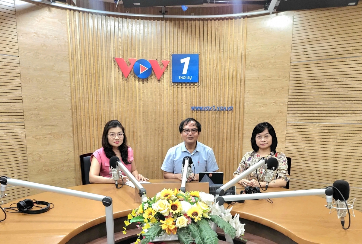 BTV Nguyên Long cùng TS Tô Hoài Nam và PGS.TS Phạm Thị Hồng Điệp tại Studio VOV1