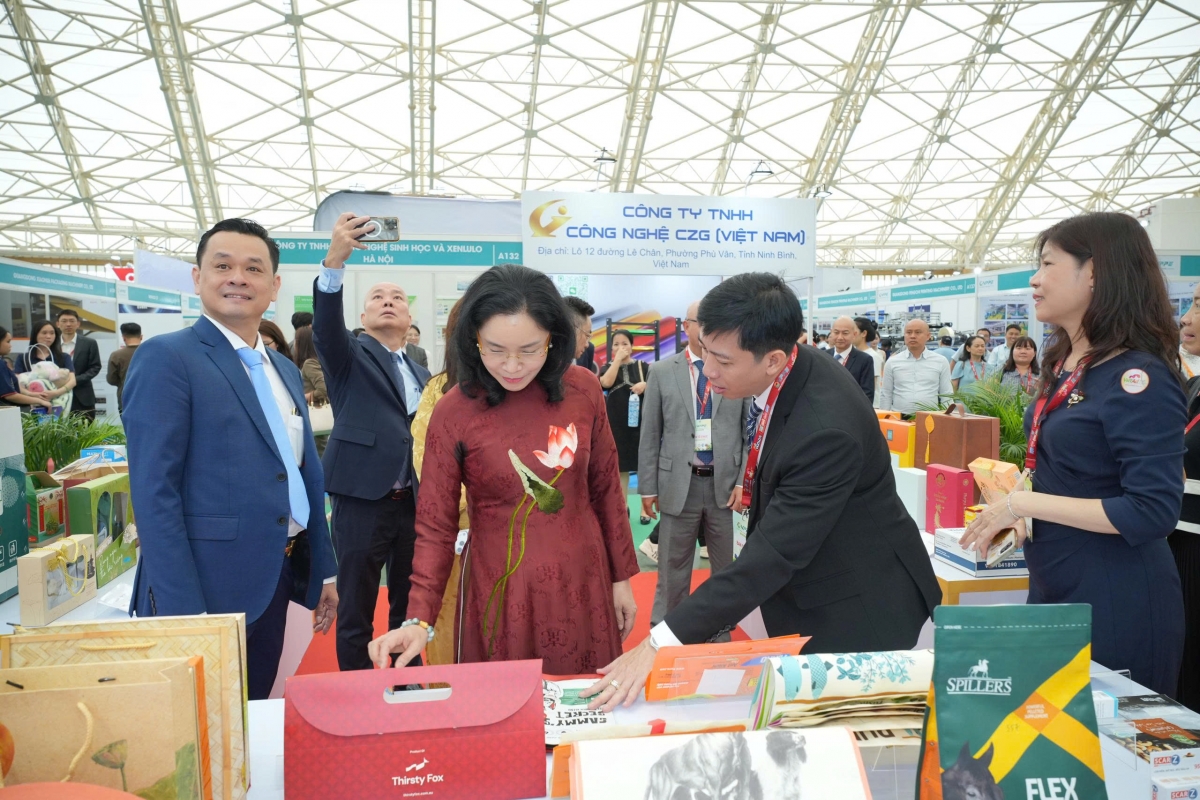 Bà Trịnh Thị Thủy - Thứ trưởng Bộ Văn hóa, Thể thao và Du lịch cùng đoàn đại biểu tham quan triển lãm.