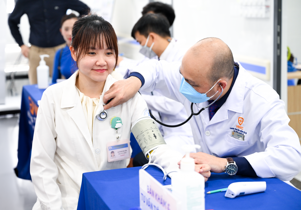 Bác sỹ Nguyễn Bùi Thu Tâm, công tác tại Khoa Nhi, Bệnh viện Nhi đồng 1 (TP HCM), luân phiên thực hiện nhiệm vụ tại đảo được tiêm vắc xin cúm miễn phí sáng 16/5.