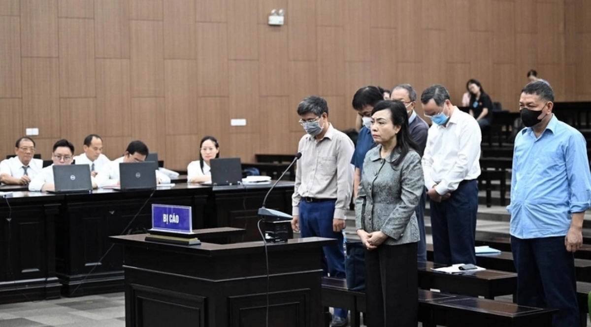 Cựu Bộ trưởng Nguyễn Thị Kim Tiến cùng các bị cáo tại phiên tòa