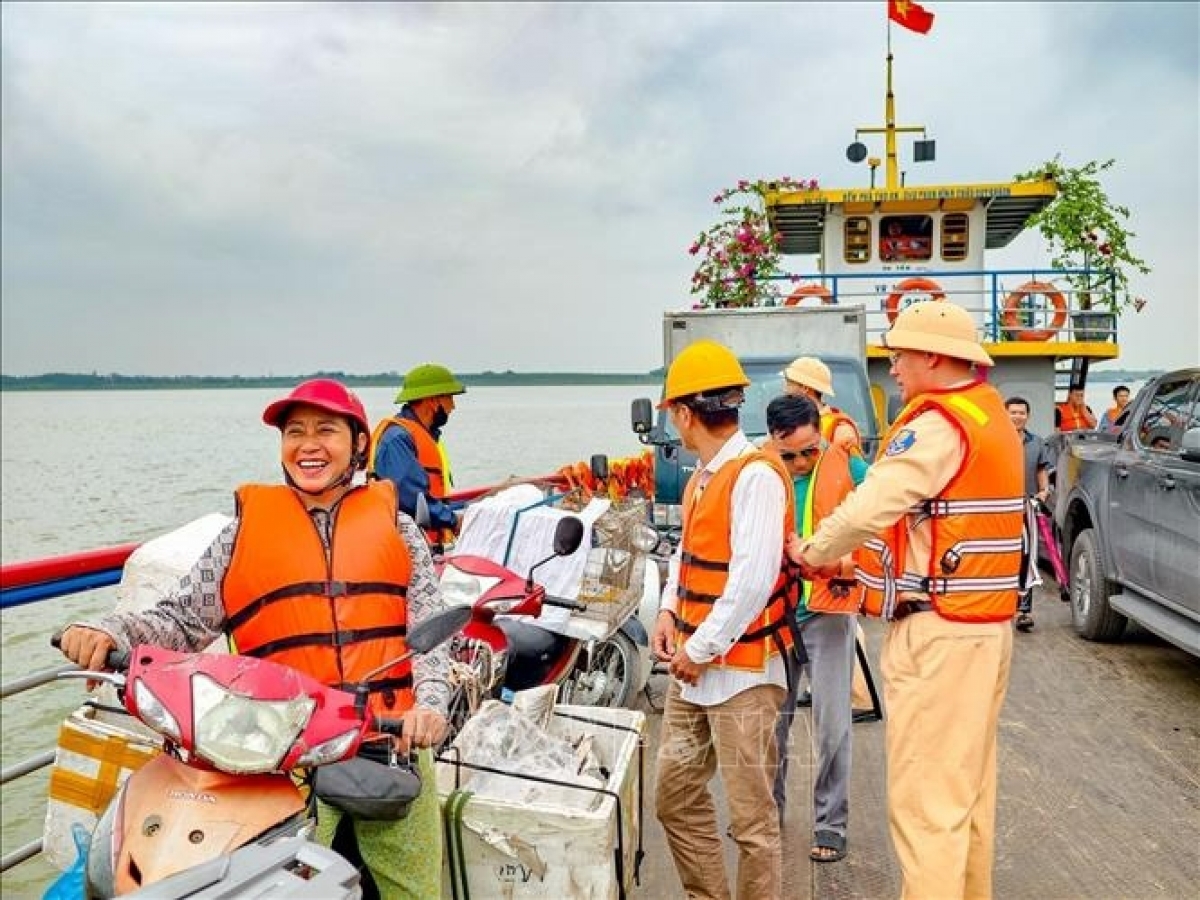 Đội Cảnh sát đường thủy số 1 trực tiếp nhắc nhở hành khách mặc áo phao trước khi xuống phương tiện qua sông.