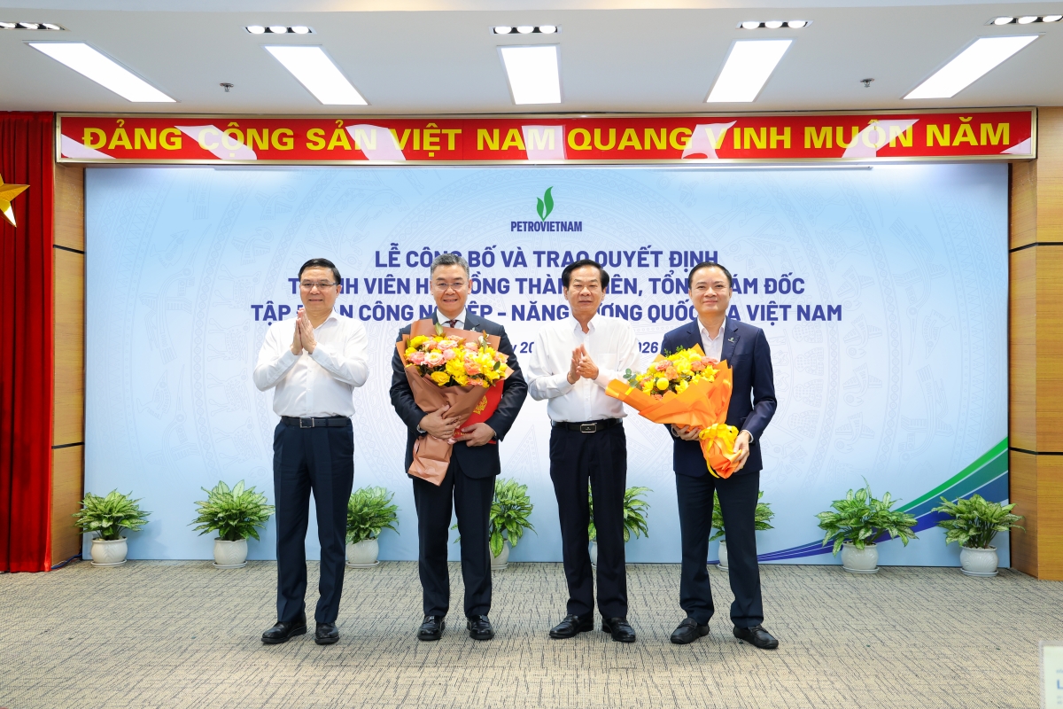 Bộ trưởng Bộ Công Thương Lê Mạnh Hùng, Bộ trưởng Bộ Nội vụ Đỗ Thanh Bình chúc mừng tập thể lãnh đạo Petrovietnam