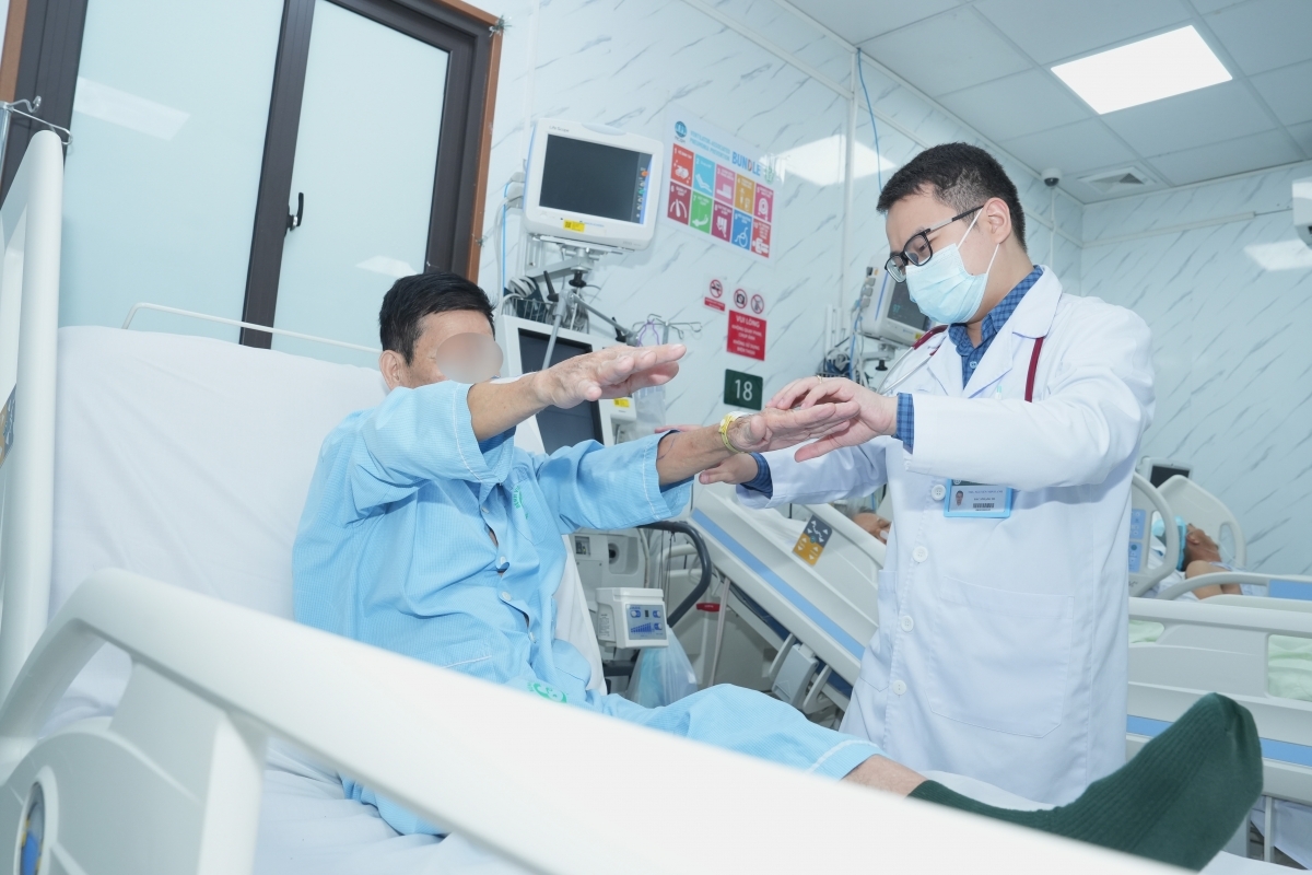 Bác sĩ BV Bạch Mai hướng dẫn bệnh nhân đột quỵ tập phục hồi chức năng