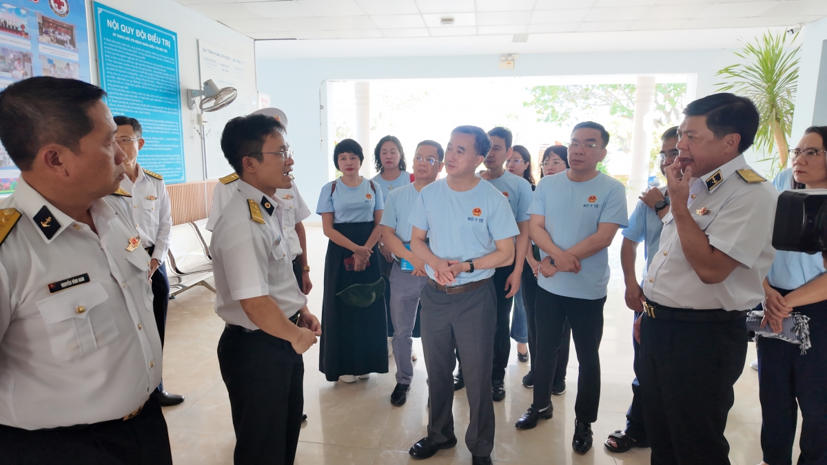 Buổi gặp mặt ấm áp của Đoàn đại biểu Bộ Y tế với cán bộ, chiến sĩ Đội Điều trị 486 (Vùng 4 Hải quân).