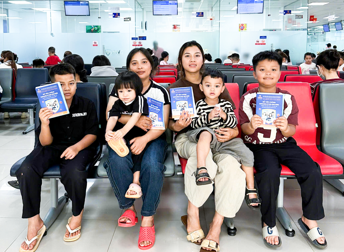 Nhiều gia đình người đồng bào đến Trung tâm Tiêm chủng VNVC Buôn Ma Thuột và VNVC Buôn Hồ (Đắk Lắk) tiêm vắc xin trong dịp lễ 30/4 vừa qua.