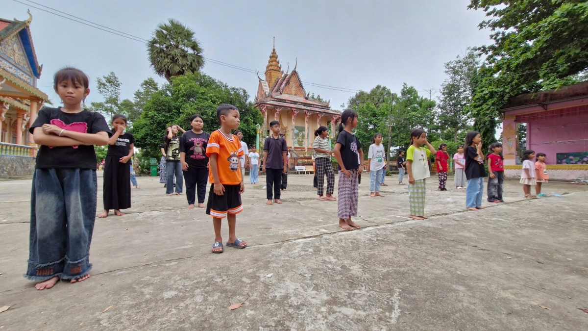Các bạn trẻ, những em nhỏ tập múa truyền thống tại chùa.