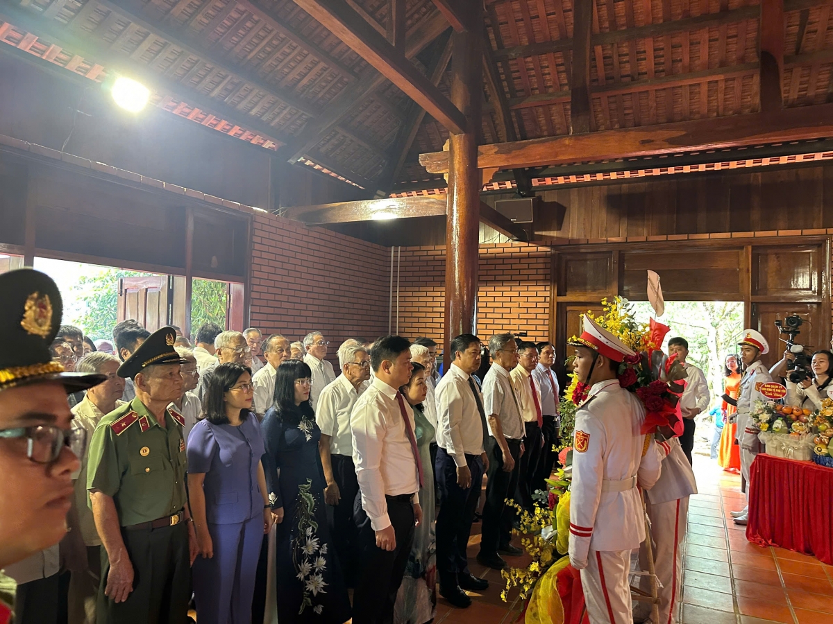 Các cán bộ lãnh đạo tỉnh dâng hoa tại nhà thờ Bác Hồ, kỷ niệm 136 năm sinh nhật Bác.