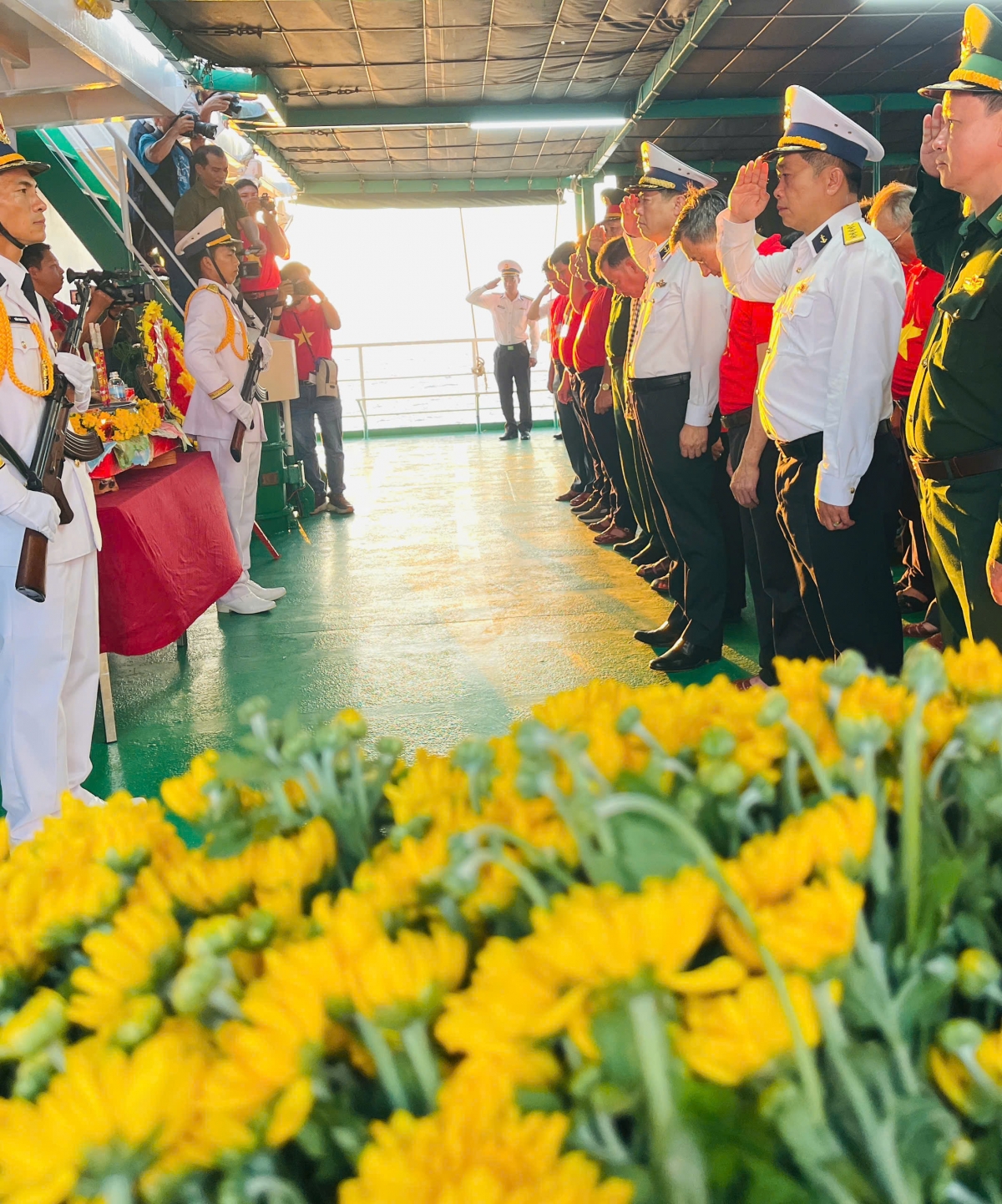 Các đại biểu tại lễ tưởng niệm các anh hùng liệt sĩ hy sinh trong sự kiện Gạc Ma năm 1988 trên con tàu 561.
