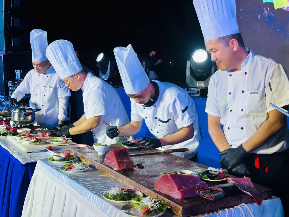 Các đầu bếp trình diễn chế biến cá ngừ trong không gian mở để người dân và du khách trải nghiệm.