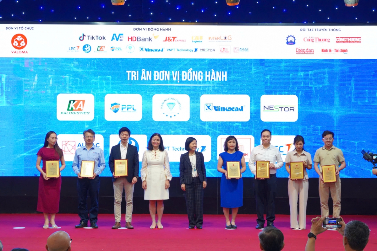 Các đơn vị đồng hành được tri ân tại Diễn đàn.