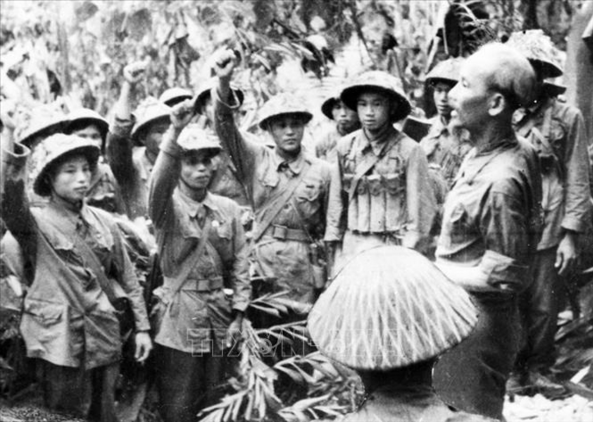Chủ tịch Hồ Chí Minh nói chuyện với đơn vị bộ đội tham gia chiến dịch Điện Biên Phủ năm 1954